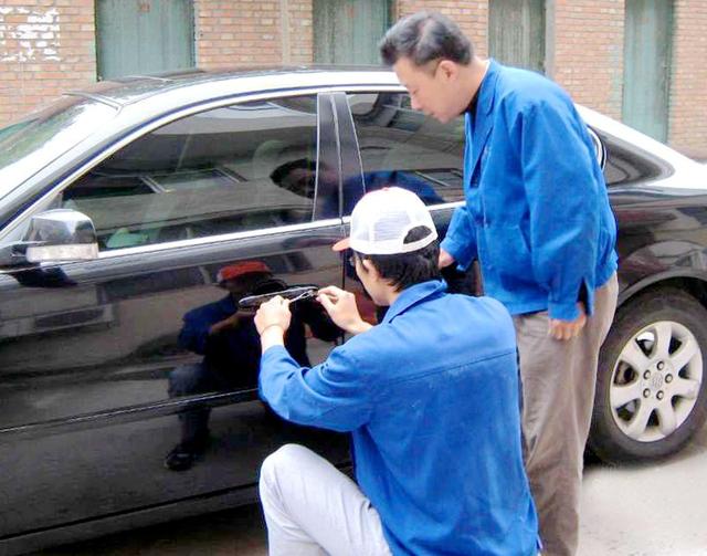 泗泾镇汽车钥匙丢在车里面怎么办?